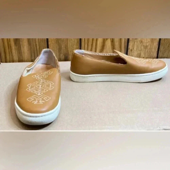 Woman SOLUDOS tan Leather Embroidered Otomi Slip On Embroidered Shoes Sz 6.5 Euc - Picture 1 of 10